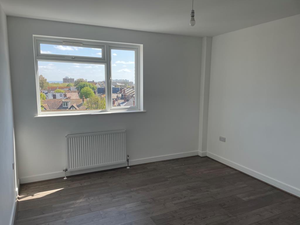 Lot: 28 - MODERN TWO-BEDROOM FLAT IN TOWN CENTRE - Bedroom